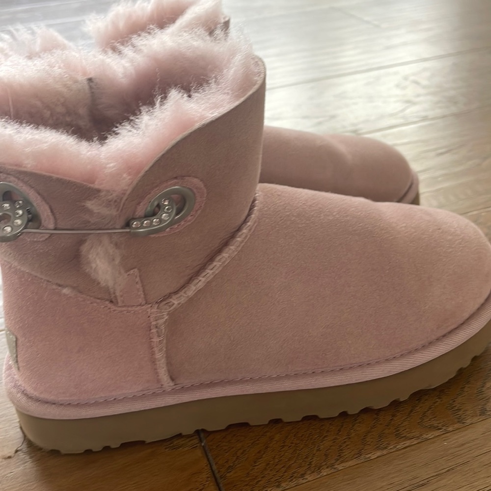 pink UGGS size 6 great condition- only worn a few times 💕
